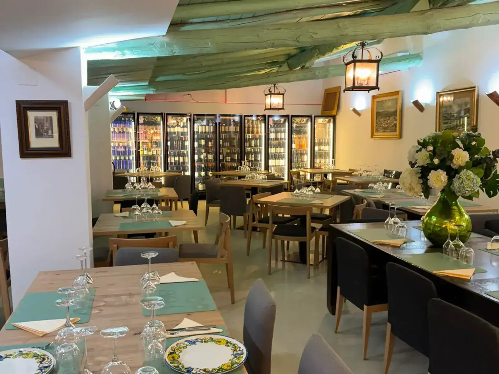 Puerta de entrada del Restaurante Los Pinochos en Simancas (Valladolid), con el rotulo dorado y la puerta de arco sobre la fachada